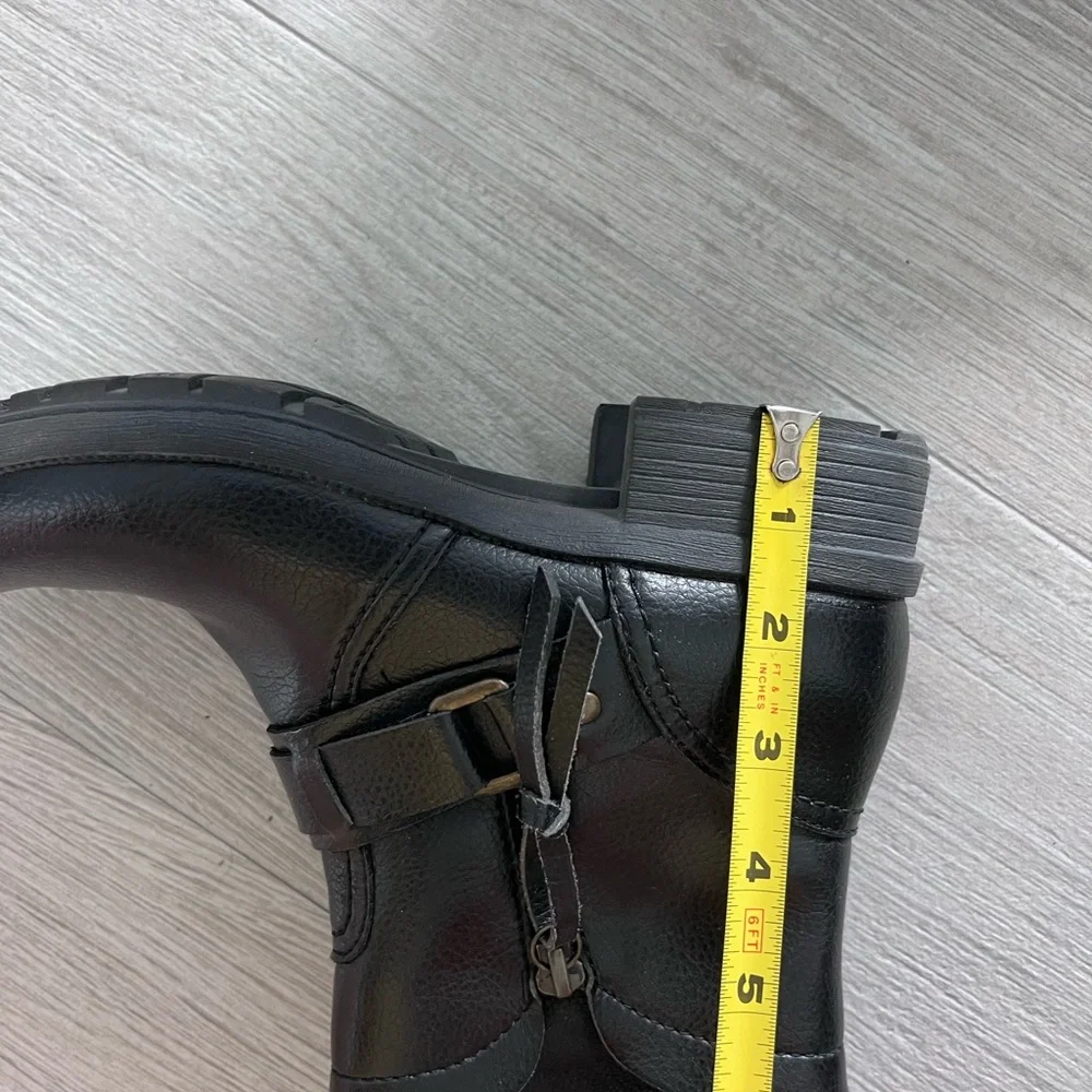 Clarks soft cushion ankle boots. Size 7M. Black - Picture 8 of 10